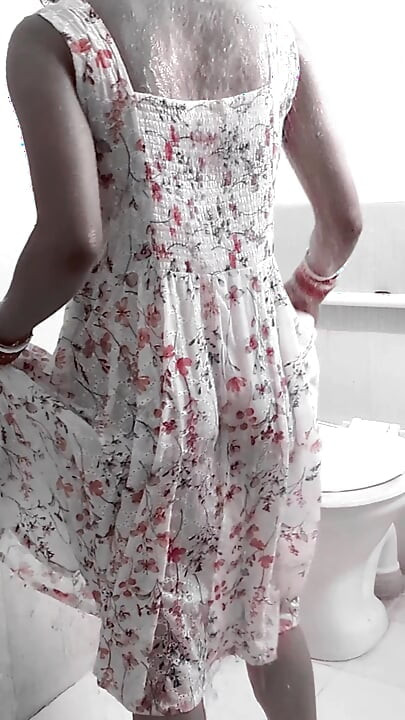 Esposa recém-casada em pé no banheiro