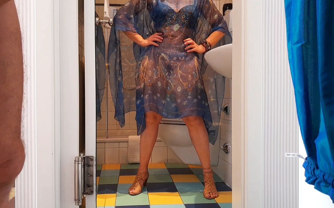 Selena posando, gotas de ouro e jogos de sexo