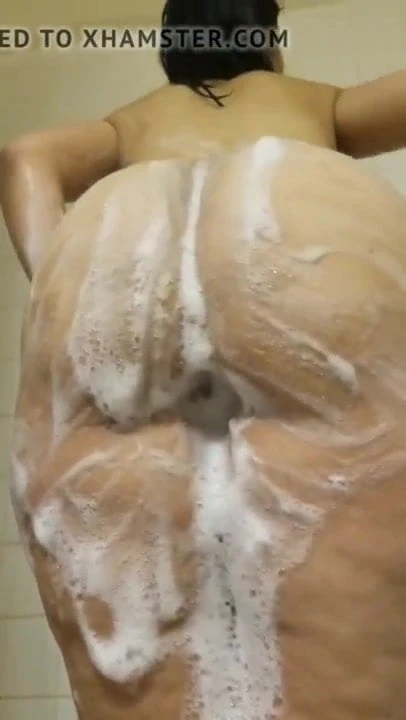 L.V. BIG ASS IN THE SHOWER
