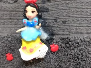 Puteri Snow White Figure Little Kingdom memancut penghormatan