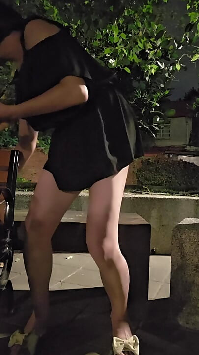 可爱的伪娘婷萱户外骑乘两只假阳具