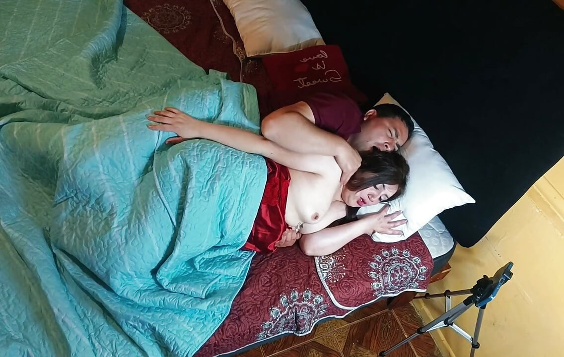 Sdílím postel se svou nevlastní sestrou a nakonec šukáme.