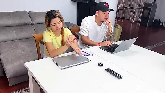 Devote erlaubt es, hart gefickt zu werden, ohne etwas zu sagen und creampie am ende in ihre Coo