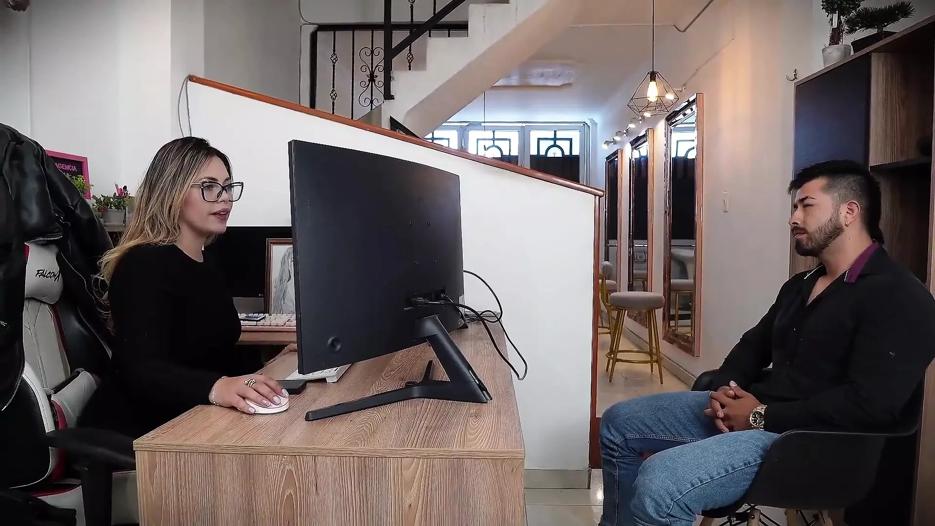Jovem inexperiente vai se inscrever para um emprego, mas é rejeitada, ela decide mostrar sua vagina ao chefe