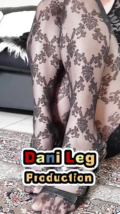 Dani_leg u seksi crnim poprskanim najlonkama, mobilni video