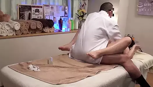 Lindas mulheres experimentando êxtase no salão de massagem, 8 horas de filmagem parte 9