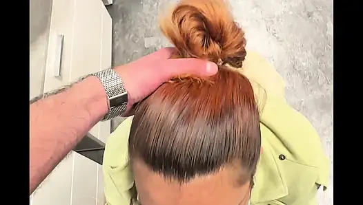 Im Möbelgeschäft spontaner Blowjob