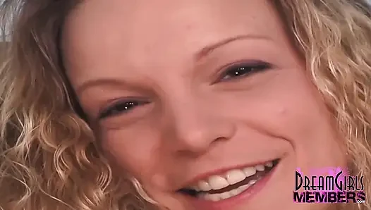 Seksi spinner amcığını parmaklıyor ve sert boşalıyor