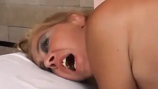 Reife schlampe mit hohem absatz reitet ihren liebhaber und wird mit arsch bezeugt