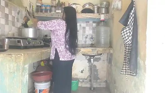 Adik tiri yang sange kepergok di dapur - kakak tiri ngentot memeknya habis-habisan sambil coo