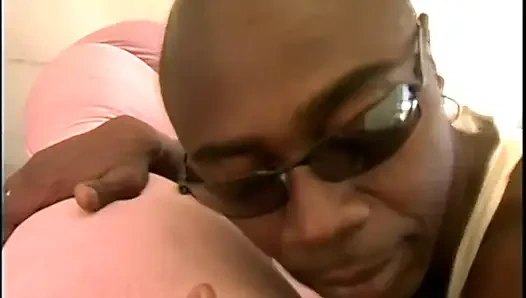 Pantat bahenol dua cewek nakal ini dientot habis-habisan sama kontol raksasa pria kulit hitam