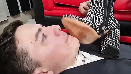 Dominatrix therapy-fantasy ngasih perawatan yang pantas untuk cowok dominan ini