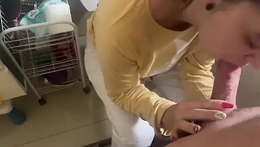 Bester blowjob Morgen im badezimmer. Betrügende ehefrau auf der toilette