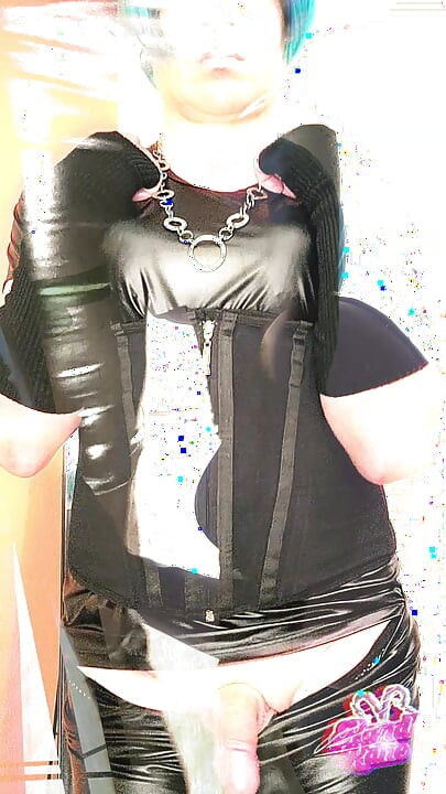Super sexy Sissy Dziwka Kandi huśta kutasa w swoim czarnym lateksie i butach PMV