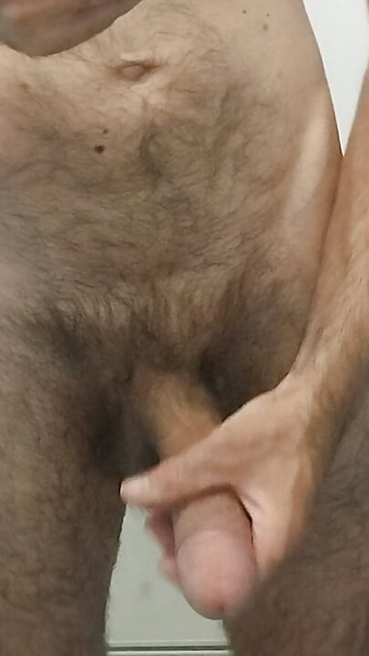 Masturbation en solo amateur poilue - bite dure non circoncise en gros plan"