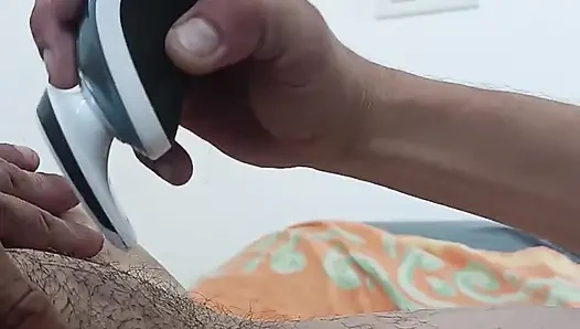 Karımın kıllı amını tıraş ediyorum