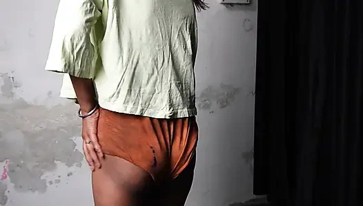 Eine desi schöne hausfrau nimmt von zwei typen und wird gefickt, gelutscht