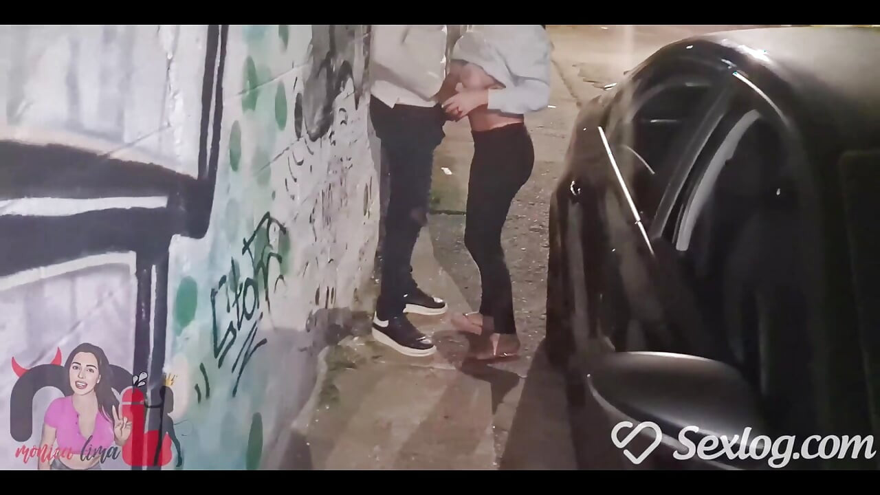 Saya meninggalkan rumah dengan suami saya hanya untuk membeli rokok tetapi apabila saya mendapati seorang lelaki hitam panas yang saya berhenti untuk berkongkek.