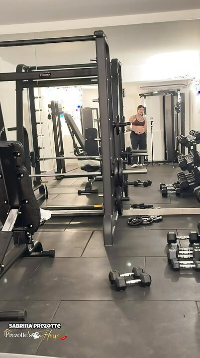 Hottie viser sine træningsevner frem og er sensuel i fitnesscentret.