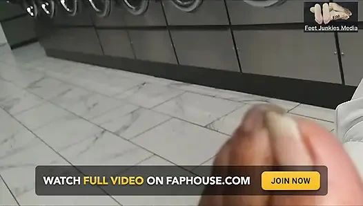 Hemşire Jasmine Doe'nun iş sonrası ateşli kokan ayakları ve çıplak uzun ayak tırnakları