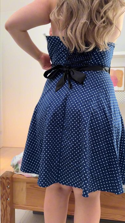 나는 이 드레스를 사랑하지만, 그런 큰 밀프에, 당신은 그것을 존경 할 수 있습니다.