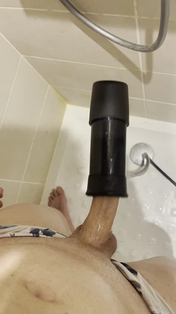 Il ragazzo viene munto come una mucca