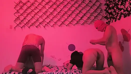 İki çift Hindistanlı ucuz fahişelerle aynı anda sikişiyor