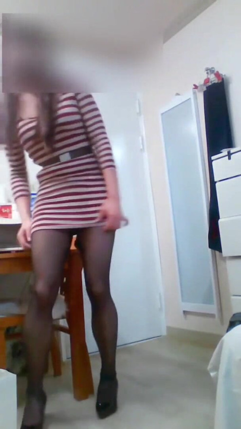Safada puta em vestido apertado e meia-calça preta brinca em público com vibrador remoto e orgasmos com anal e porra depois de voltar | Clipe 1