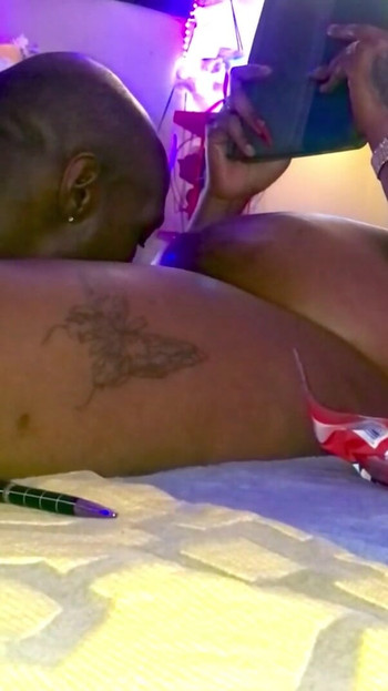 Spektakularan trenutak iz filma "Very hot BBC TS Tugs A Huge Load for her black tgang".