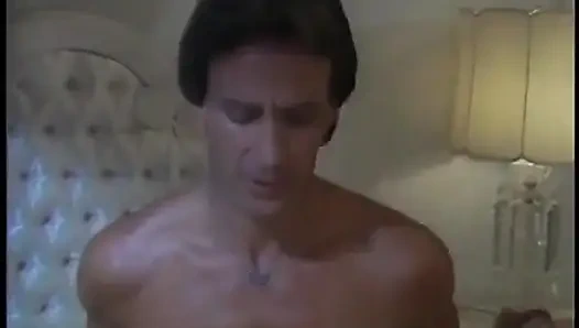 Seksi iç çamaşırlı azgın kadın ebeveyn yatak odasında ateşli bir sekscapadesinde sert yarağa biniyor