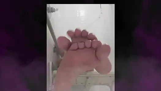 Duşta ayaklarımı ve amımı gösteriyorum