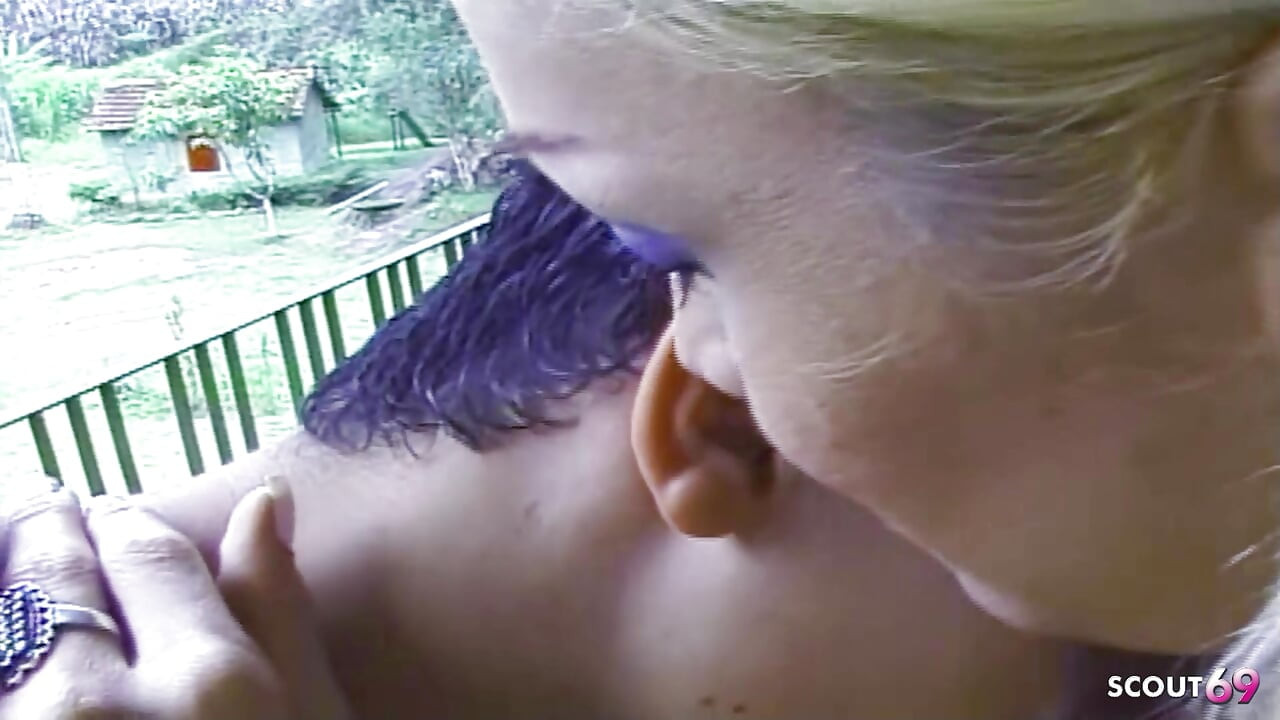 छुट्टी पर सुनहरे बालों वाली किन्नर की बड़े लंड वाली लैटिना द्वारा चरमसुख तक गांड चुदाई