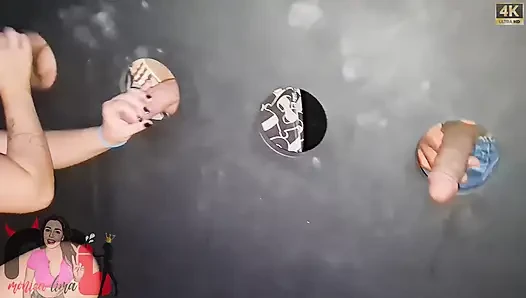 Der Betrogene Ehemann Bringt Seine Frau Nach Gloryhole Und Das Ungezogene Mädchen Vögelt Viele Fremde.
