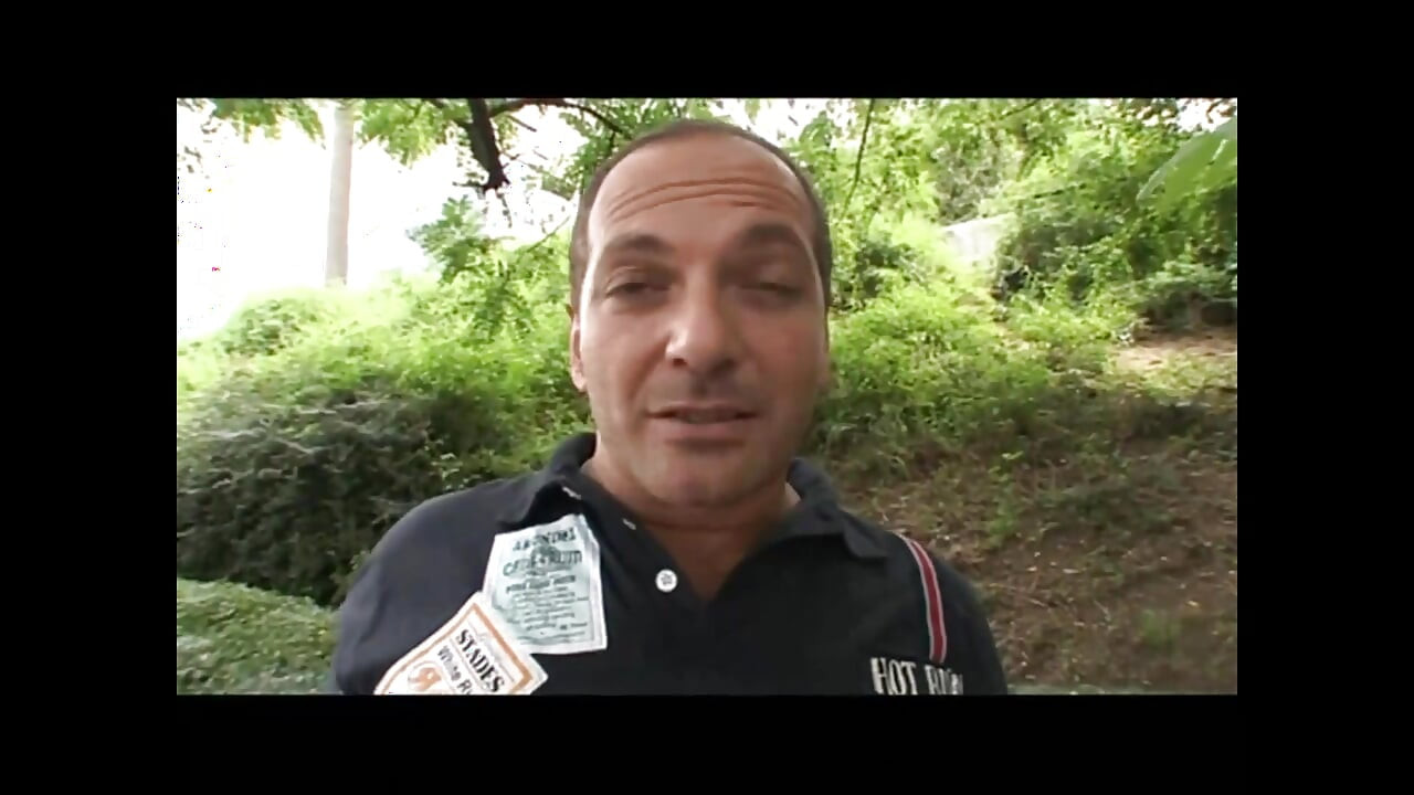 Итальянский ебарь трахается в задницу и кончает в красивую молодую девушку в любительском видео