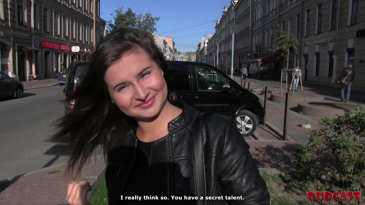 男人利用旧的搭讪计划渗透俄罗斯女孩