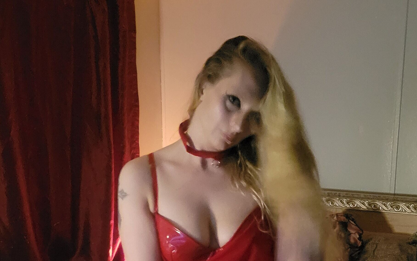 螞蟻和梅希69 - 都穿著紅色的衣服綁起來。