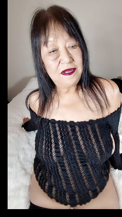 Uyluk yüksek çorap giyerken dildomla anal mastürbasyon izlemeyi seven var mı?