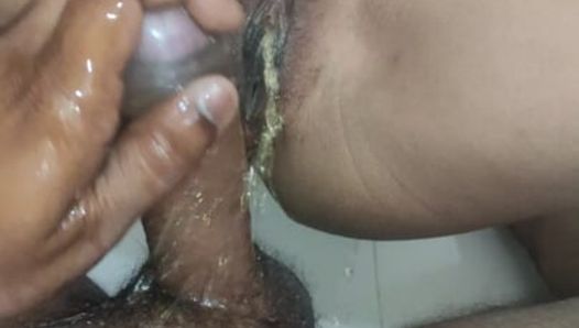 Индийская девушка сквиртует на хуй и трахает киску со спермой в киску в обратной наездницы