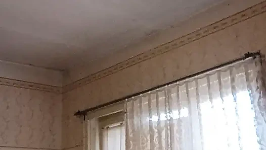 Миниатюрные сиськи под черной рубашкой