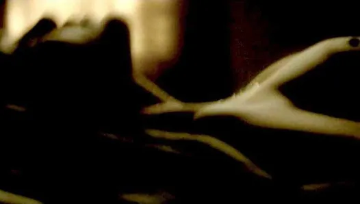 Julia Jones, scène de sexe nue sur scandalplanet.com