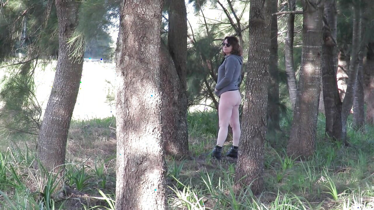 Patriciaとそのお尻が松林の中を歩く