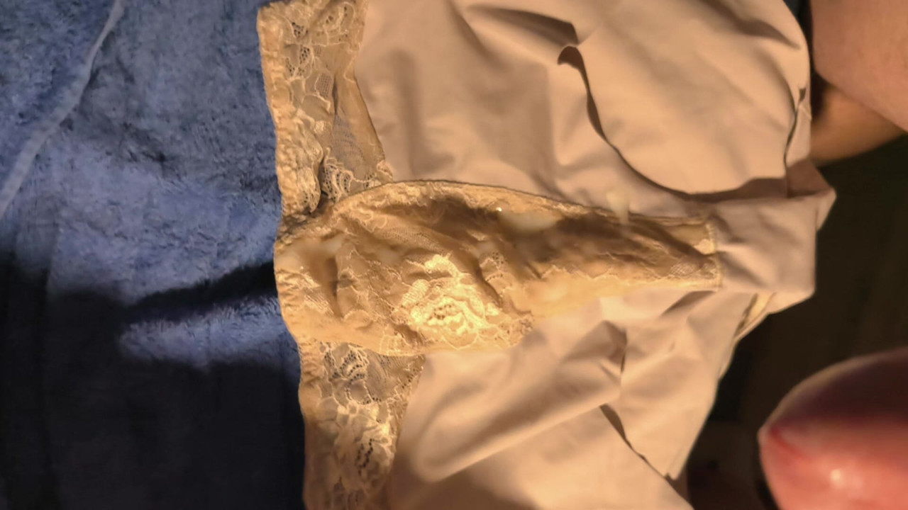 Baba külot üzerinde mastürbasyon yapıyor