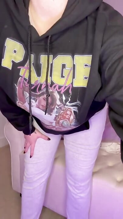 Îmi trag pantalonii de pulover pentru a-ți arăta fundul meu mare și suculent