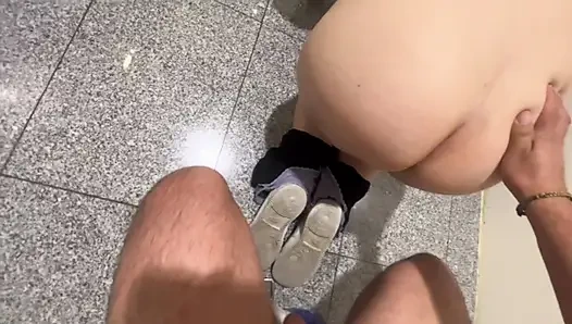 Blondine hat gefickt und sie brechen ihren Arsch ohne Kondom