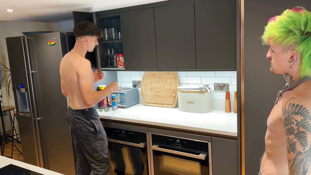 El cuerno de resaca // Hot Jock folla sexy trans tatuada en la cocina