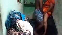 Tamil Priya zia fa sesso in bagno