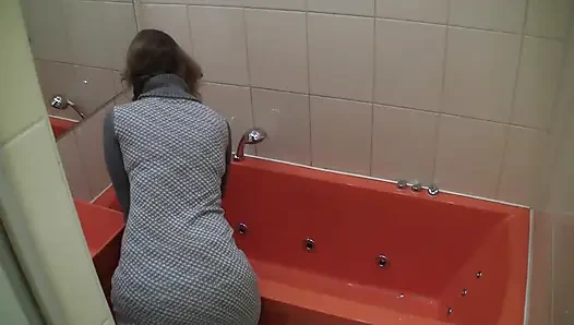 Sexy teen in einem heißen bad