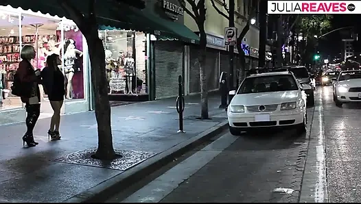 Schätzchen streichelt kitzler, während der liebhaber ihre enge muschi tief fickt