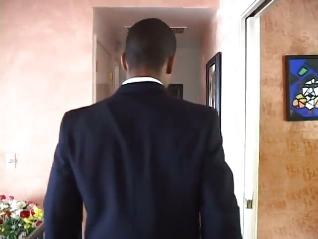 Fata cu fund mare îl fut pe tipul cu pula uriașă până când el vine pe țâțele ei mici