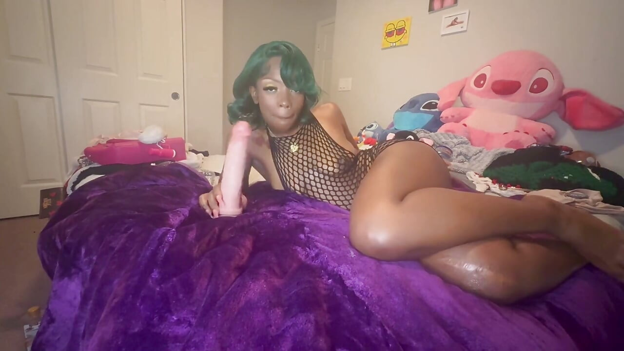 Bratty slet zuigt bwc dildo